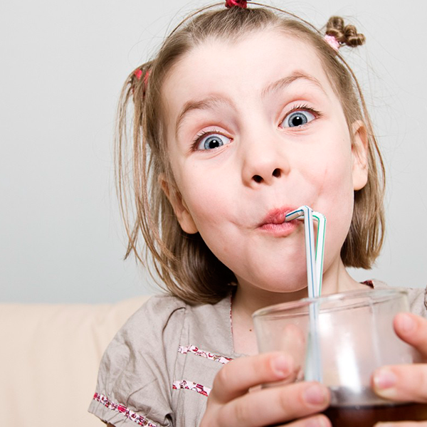 Os pesquisadores examinam o impacto de refrigerantes sobre a saúde dentária das crianças