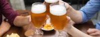 Pesquisa mostra que consumir álcool afeta as bactérias bucais